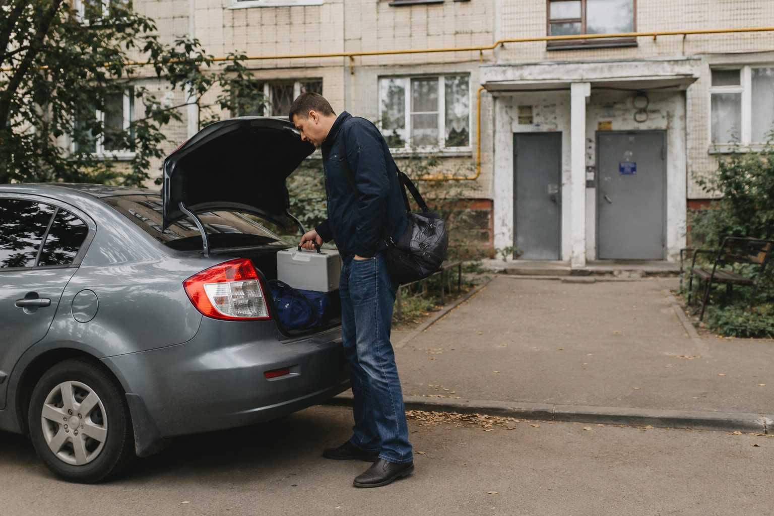 Психиатр в гражданской одежде приехал к пациенту на дом